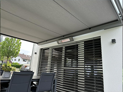 Terrassenbeleuchtung auf einer überdachten Terrasse