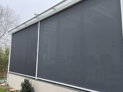 Zip-Screen: Sichtschutz-Rollos komplett heruntergelassen