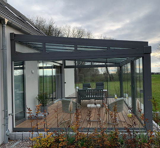 Glasdach mit Glaselementen auf einer Terrasse